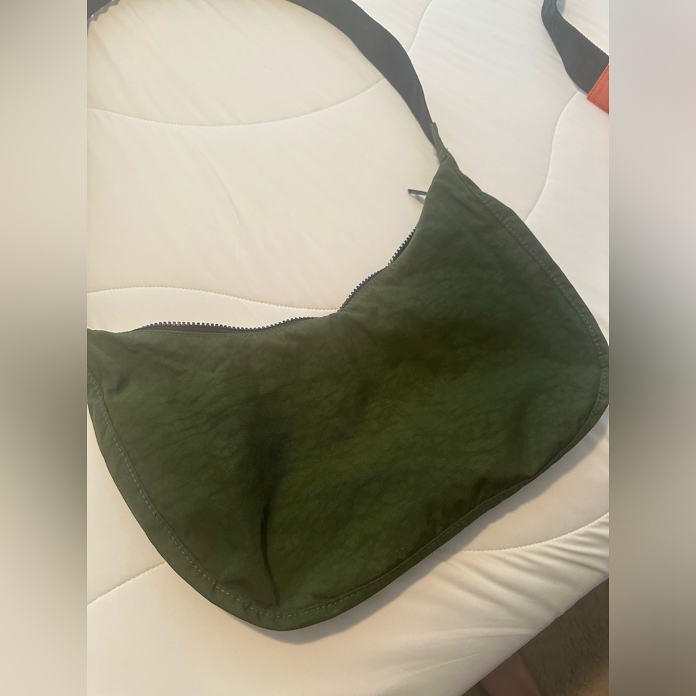 BAGGU medium crescent in Bay Laurel